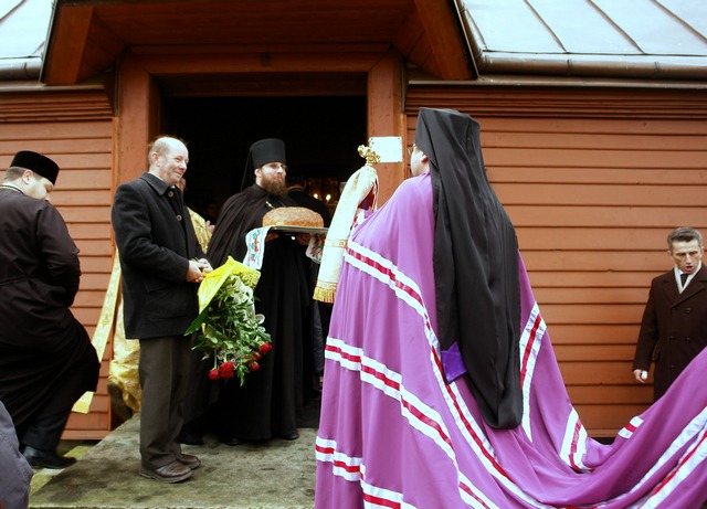 Powitanie Władyki przed cerkwią 