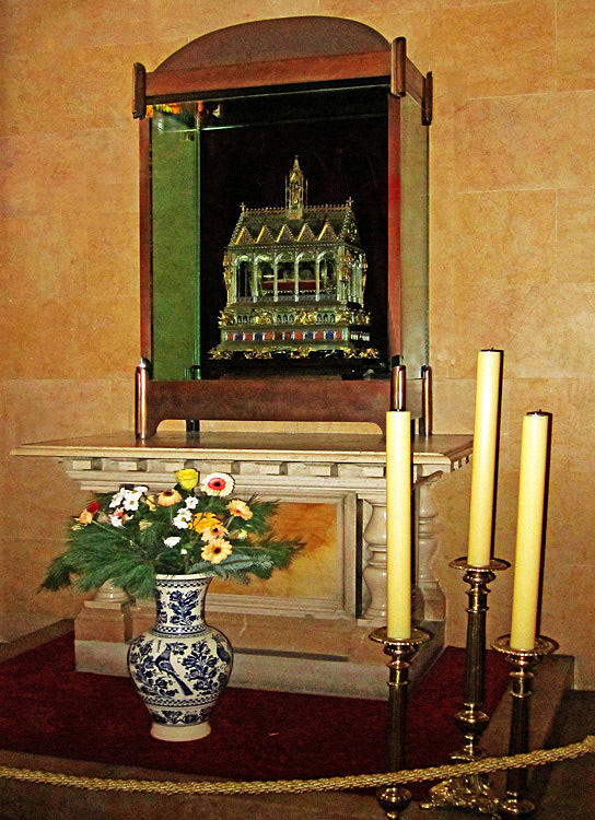 Relics of right hand of St.Stephan the First (Правая десница св. Стефана)