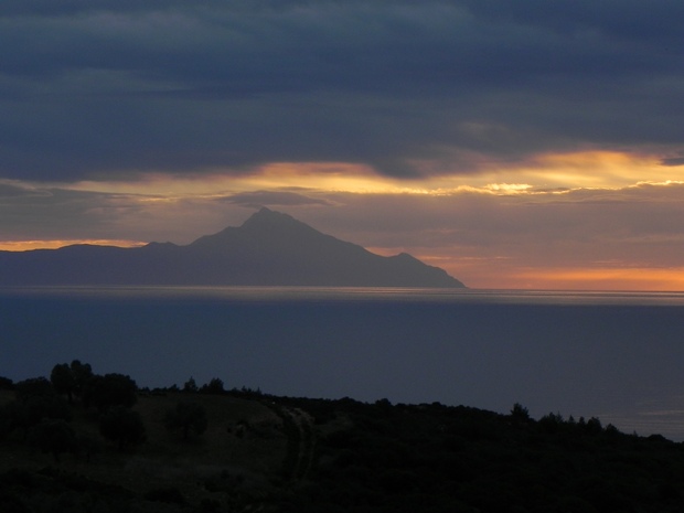 Ο Άθωνας από μακριά... / The Holy Mountain from far away...