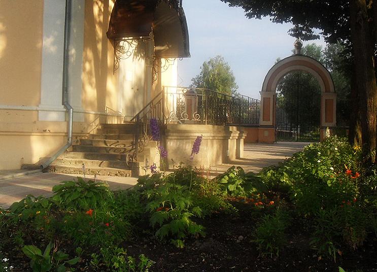 Во дворе храма.