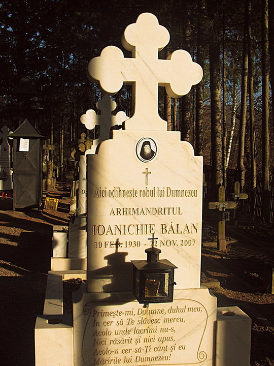 † Mormântul Părintelui Ioanichie Bălan (1930 - 2007) 