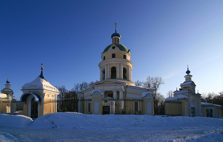Николиский храм утром