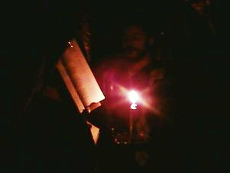 Strană în noapte de priveghere... / All night vigil...