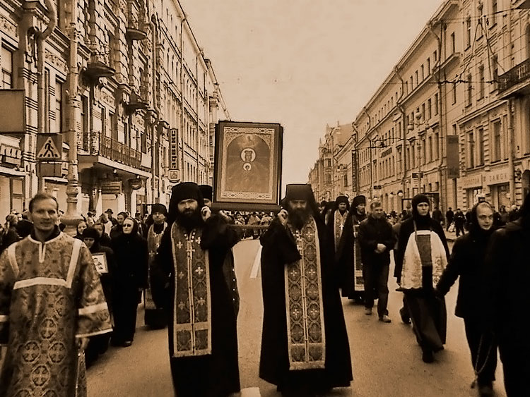 Крестный ход на Невском проспекте в Санкт-Петербурге.