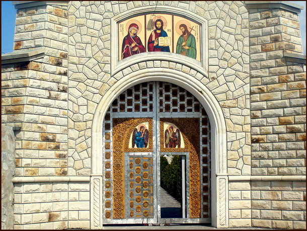 "Eu sunt uşa: de va intra cineva prin Mine, se va mantui..." (Ioan 10:9)