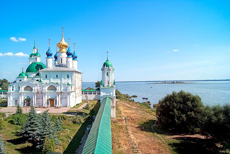 Вид со стен монастыря на озеро Неро