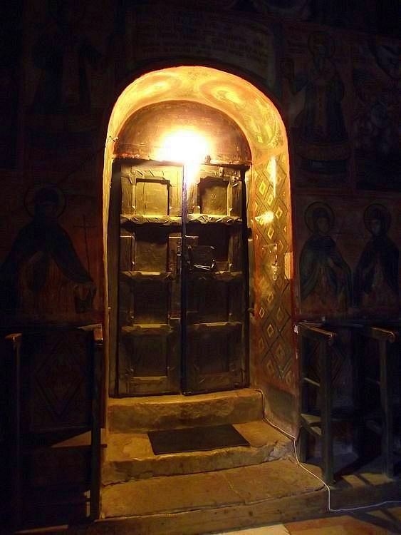 В протвора на храма