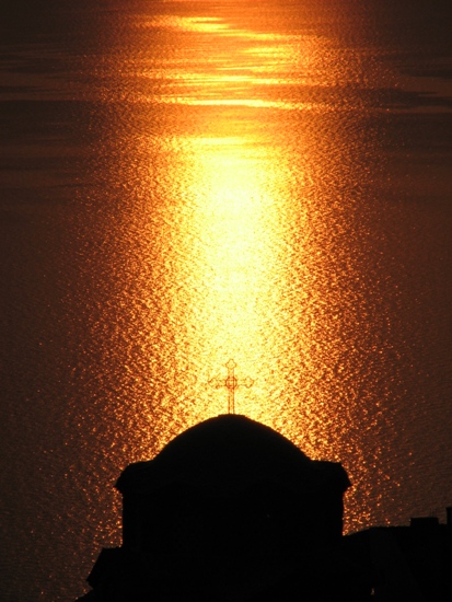 Cărare de lumină urcând neabătut spre Cer...