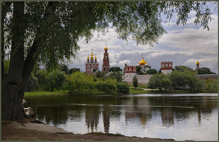 Новоде́вичий Богородице-Смоленский монасты́рь