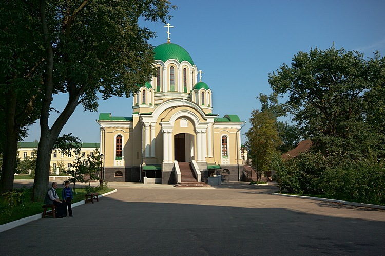 В тишине монастырского двора.