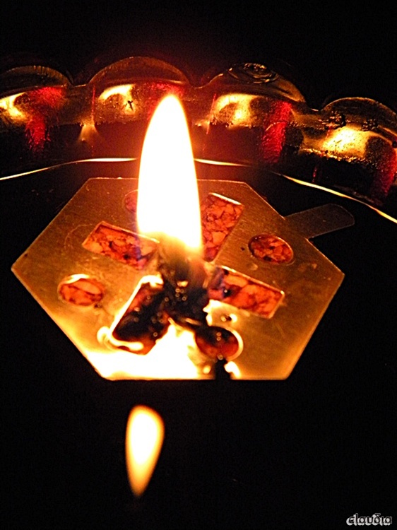 Sfanta Lumina de la Ierusalim din noaptea Invierii care a ajuns anul acesta si in biserica noastra