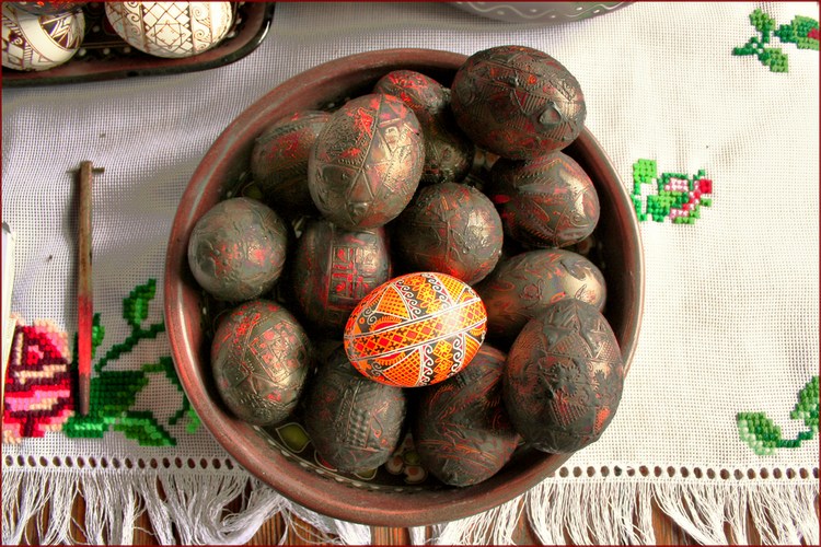 Рождение писанки . Birth of Pysanka - painted Easter egg 