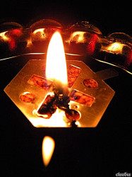 Claudia_Teo 
Sfanta Lumina de la Ierusalim din noaptea Invierii care a ajuns anul acesta si in biserica noastra 
2011-04-25 07:22:22