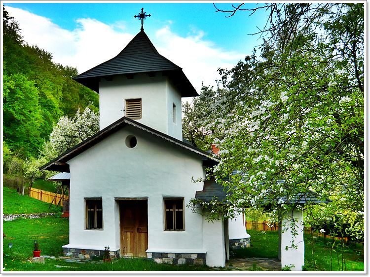 Schitul Locurele, in haine albe de sarbatoare