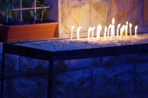 Lumini din SFÂNTA LUMINĂ... / Candles enlightened with HOLY LIGHT...