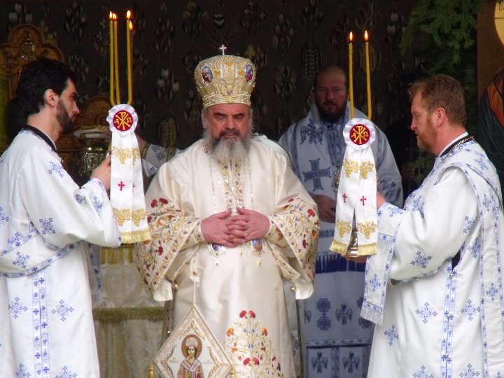 Patriarhul Daniel slujind
