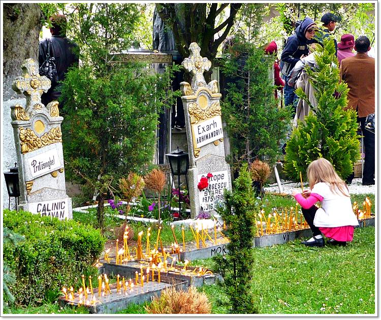 Mormantul Prea Cuviosilor Caliopie Georgescu si Calinic Caravan la Manastirea Lainici