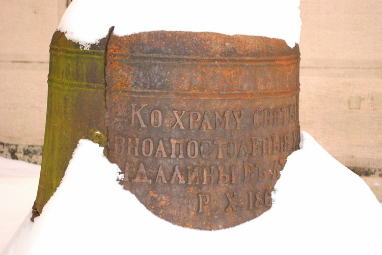 Główny dzwon cerkwi Marii Magdaleny zrzucony z wieży przez niemieckich okupantów w 1916 r. 