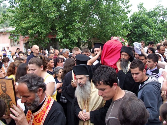 Литија с моштима Св.Јована Владимира