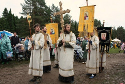 Furper 
В ожидании крестного хода... 
2011-06-22 17:02:40