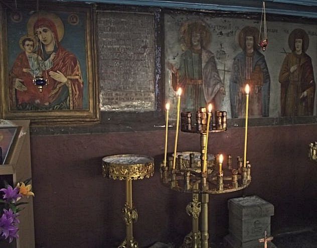 В притвора на храма