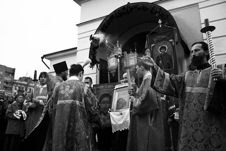 Крестный ход у входа в храм