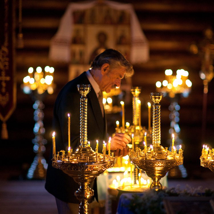 W blasku świec ofiarnych / In the candlelight of sacrificial