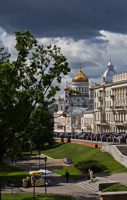 Вид на Храм Христа Спасителя в Москве