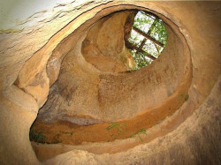cristiangeorge 
Sinca Veche - 1 : Sub "Cupola" bisericii rupestre. 
2011-07-01 08:46:34