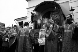 Kaktusik 
Крестный ход у входа в храм 
2011-07-07 16:26:20