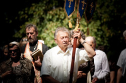 pTad 
Procesja wokół kaplicy na cmentarzu w Jurowlanach podczas corocznego święcenia grobów 
2011-08-01 10:58:59