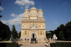 numeprenume 
Manastirea Curtea de Arges 
2011-08-02 21:35:47