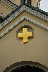 przecisz 
Cerkiew św. Aleksego w Tworkach. Złoty ormiański krzyż zachowany w tympanonie na ścianie 
2011-08-09 20:13:25