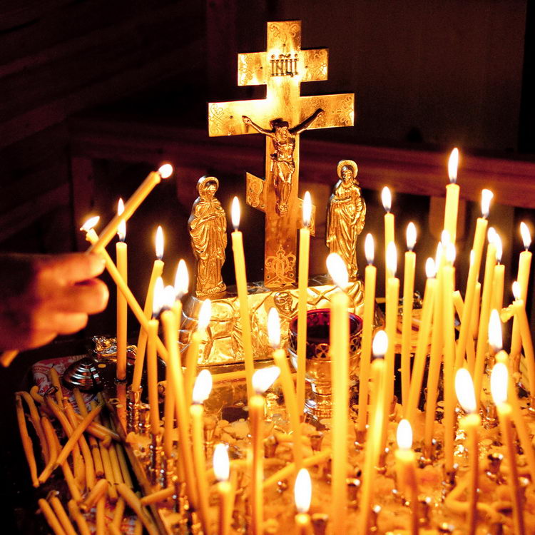 Ofiarne świece w kaplicy na cmentarzu w Jurowlanach, podczas corocznego święcenia grobów