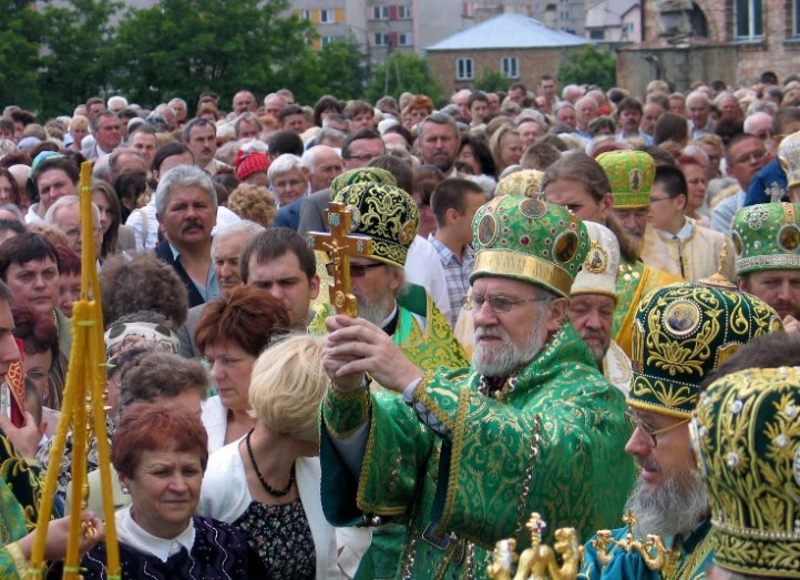 Archbishop Simon blessing the people at Holy Spirit feast