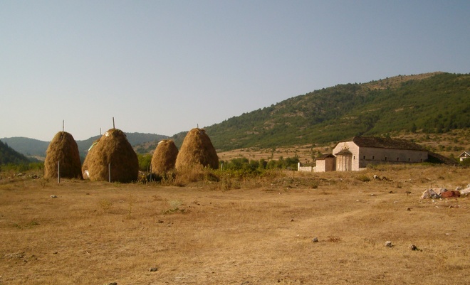 храм "Св. Архангели" от ХVІІІ в., с. Москопойе