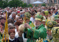 jarek 
Archbishop Simon blessing the people at Holy Spirit feast 
2011-09-10 19:01:59