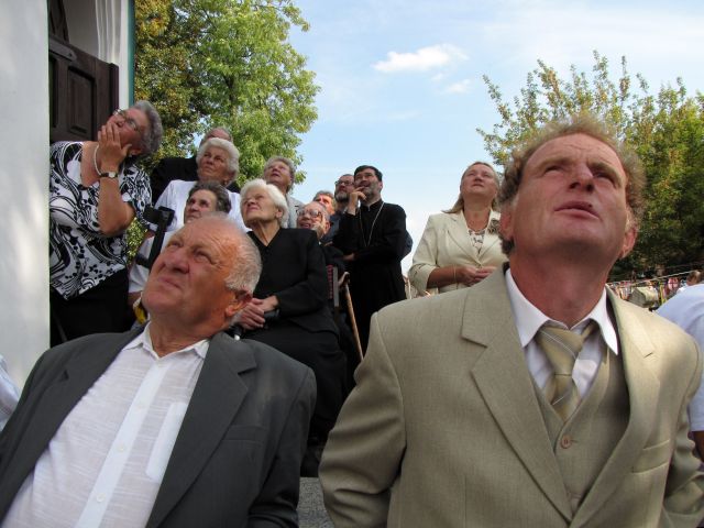 Sokólscy parafianie, patrzący na zawieszane dzwony.