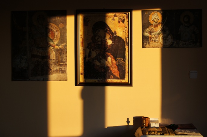 wnętrze monasterskiej kaplicy o poranku...