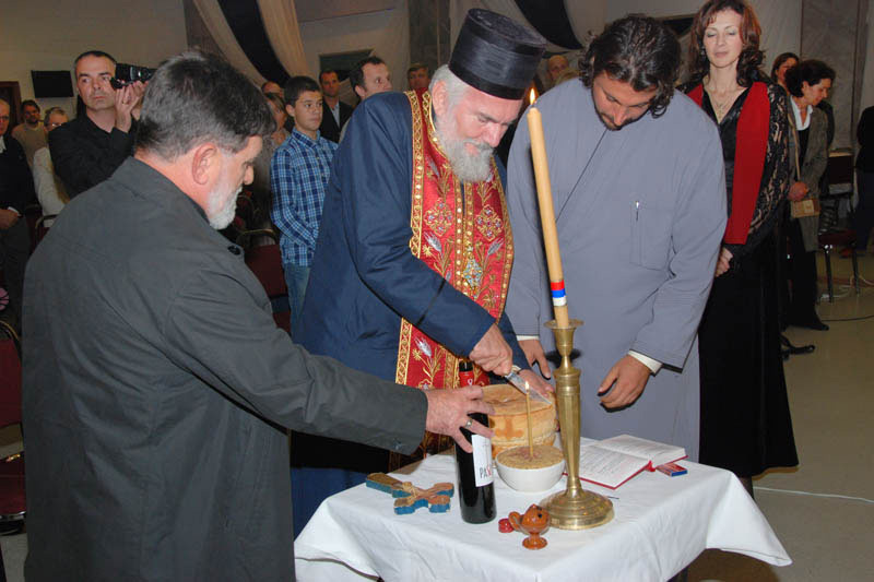 Cutting the slava cake