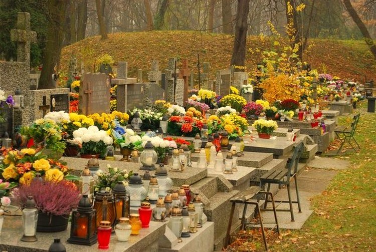 Nowe groby na wolskim cmentarzu prawosławnym 