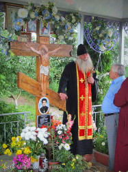 Sergey_Fandikov 
могилка новомученика иерея Петра 
2011-10-12 12:30:33