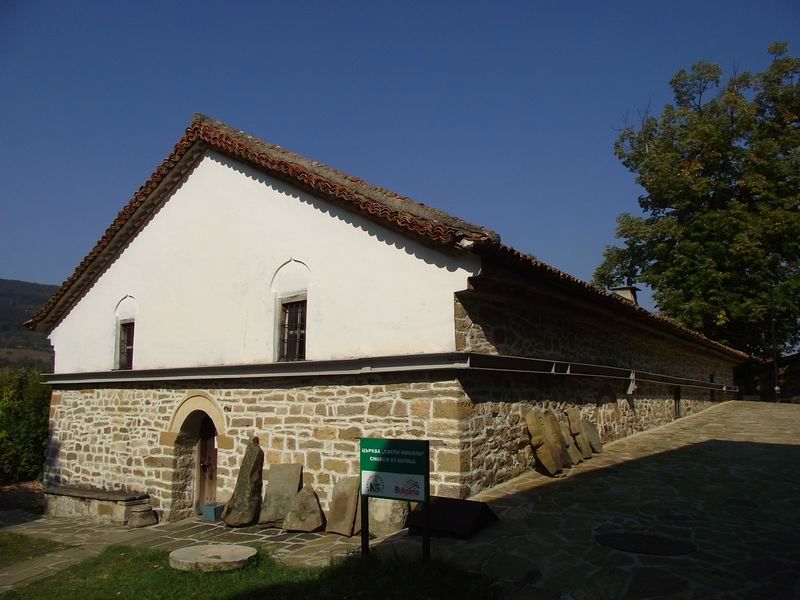 храм "Свети Никола"(15в.) - град Елена 