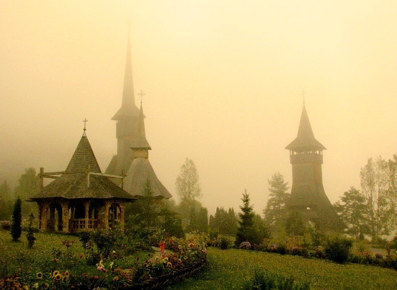 Maramureş 2011: Mănăstirea Bârsana în ceaţa dimineţii (1).