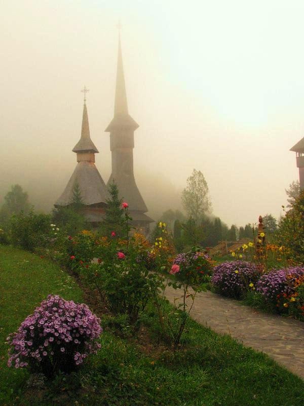Maramureş 2011: Mănăstirea Bârsana în ceaţa dimineţii (2).