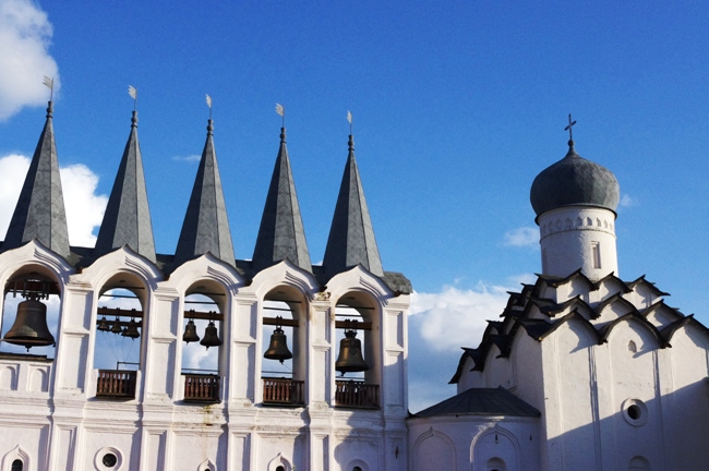 Pentru cine bat clopotele... / For whom the bell tolls...