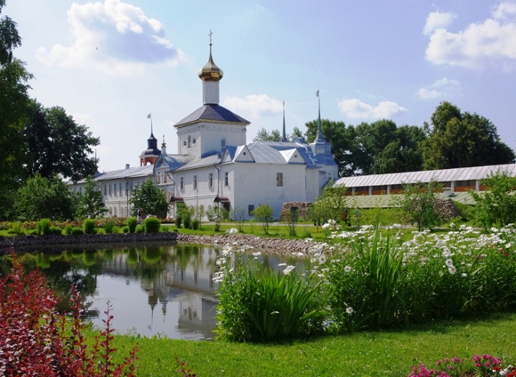 Pace duhovnicească în curtea Mănăstirii Tolga / Inside the courtyard of Tolga Monastery / Яросла́вль