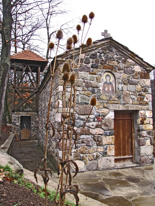 Mala crkva Svete Petke na ulazu u Prolom banju