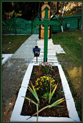 ella 
Mormântul Părintelui Gh. Calciu 
2011-11-21 16:56:43