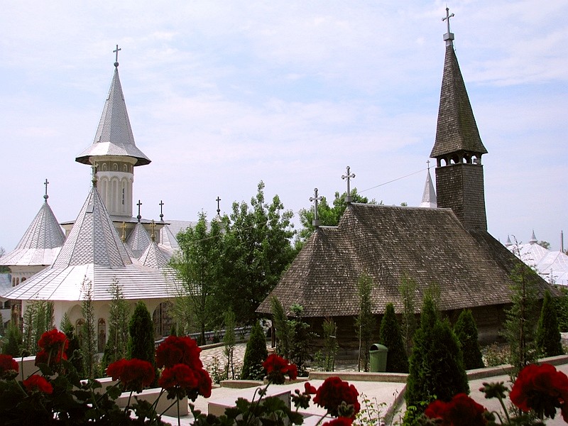Mănăstirea Sfânta Cruce Oradea - biserica istorică de lemn şi biserica mare.